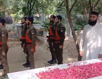 شہداء پولیس کو خراج تحسین
