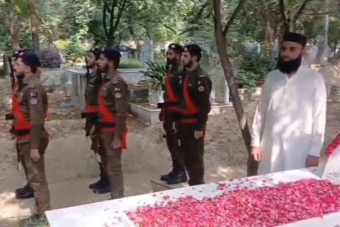 شہداء پولیس کو خراج تحسین