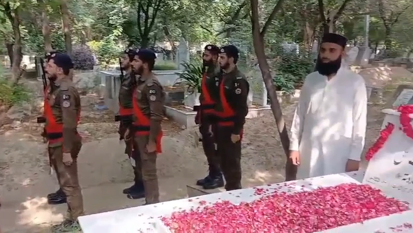 شہداء پولیس کو خراج تحسین